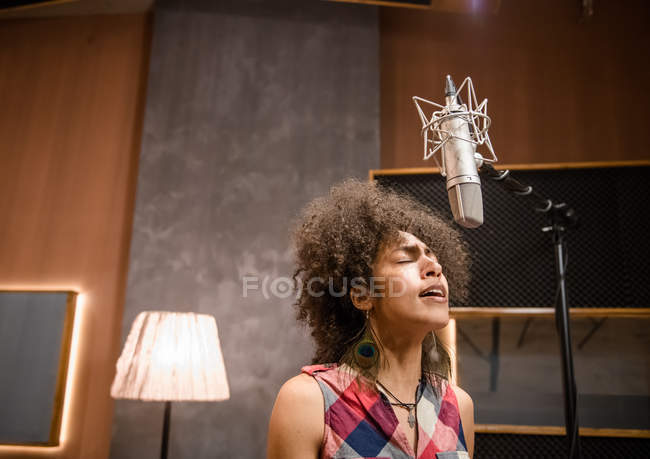 Vocalista feminina cantando em estúdio — Fotografia de Stock