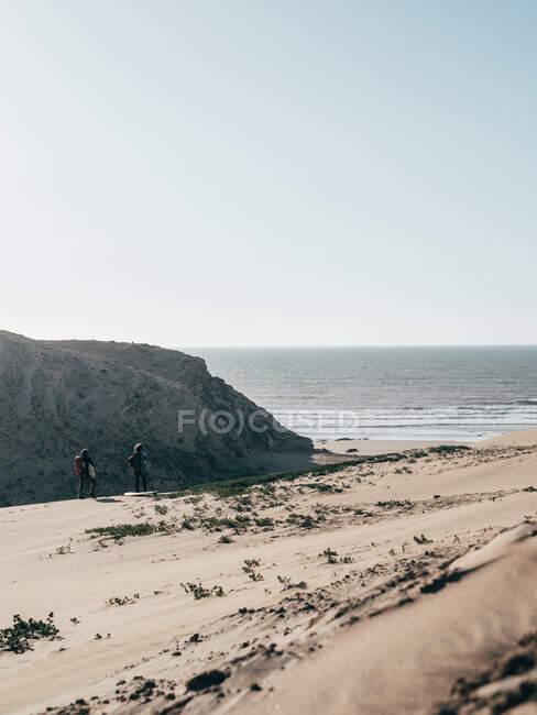 People with surfboards at seaside — Stock Photo