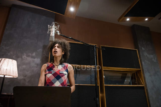 Жіночий вокаліст співає в студії — стокове фото