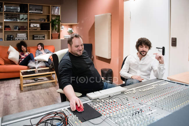 Directores de sonido trabajando en un estudio de grabación - foto de stock