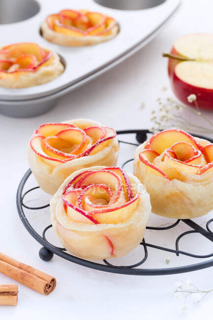 Tasty fresh baked roses made of red sweet apples. — Stock Photo