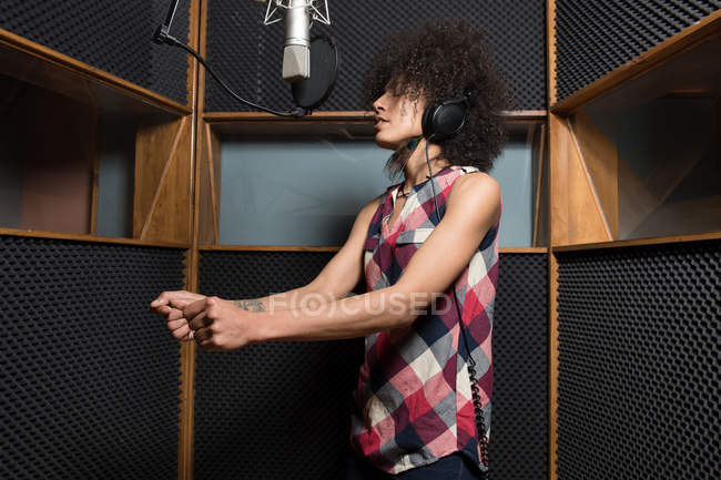 Mulher cantando em estúdio — Fotografia de Stock