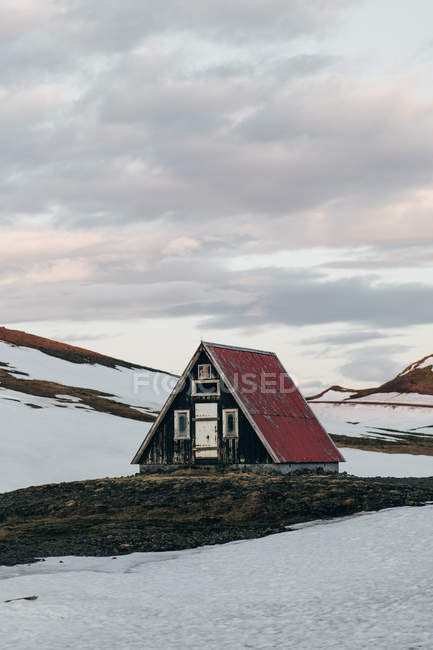 Abandonada casa velha em montanhas remotas — Fotografia de Stock