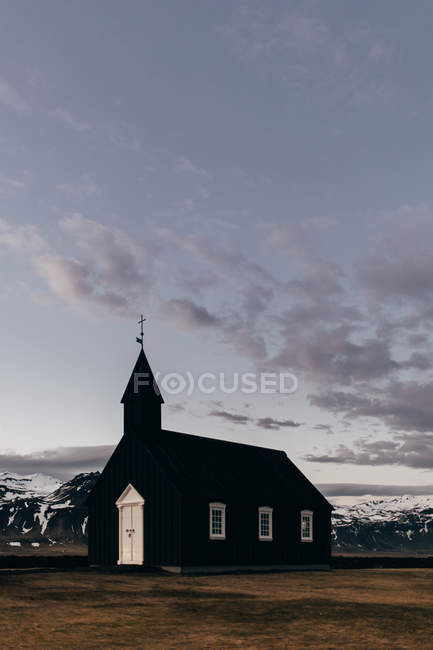 Chiesa nera con finestre e porte bianche — Foto stock