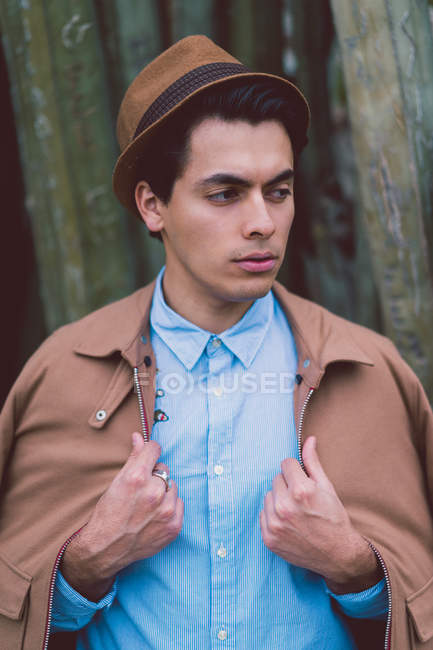Homem com chapéu e casaco em pé no cacto — Fotografia de Stock