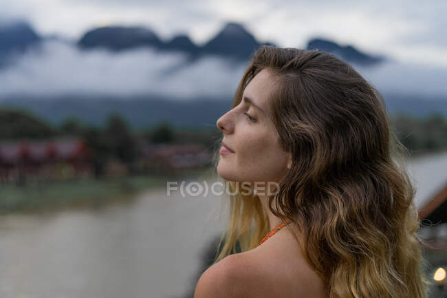 Femme regardant les montagnes — Photo de stock