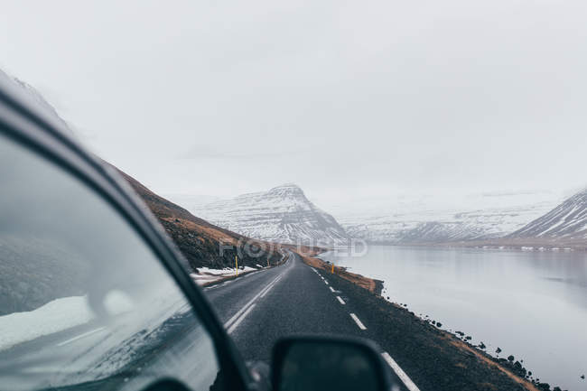 Автомобіль їде по темній холодній дорозі — стокове фото
