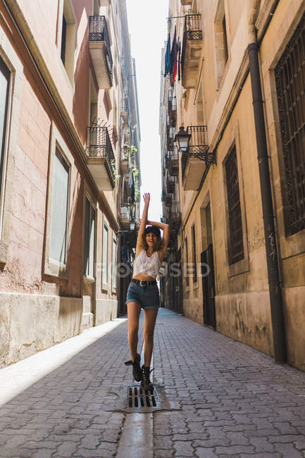 Frau steht auf der Straße — Stockfoto