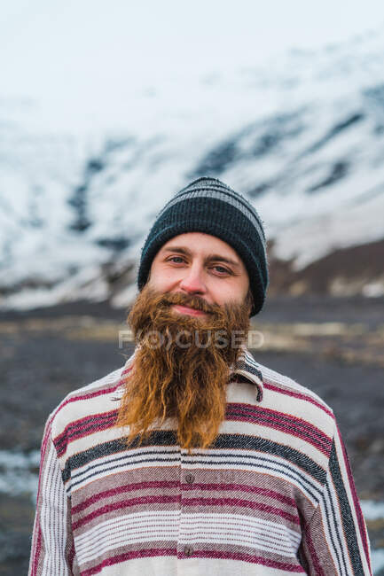Uomo con ritratto di pane in montagne innevate in Islanda — Foto stock