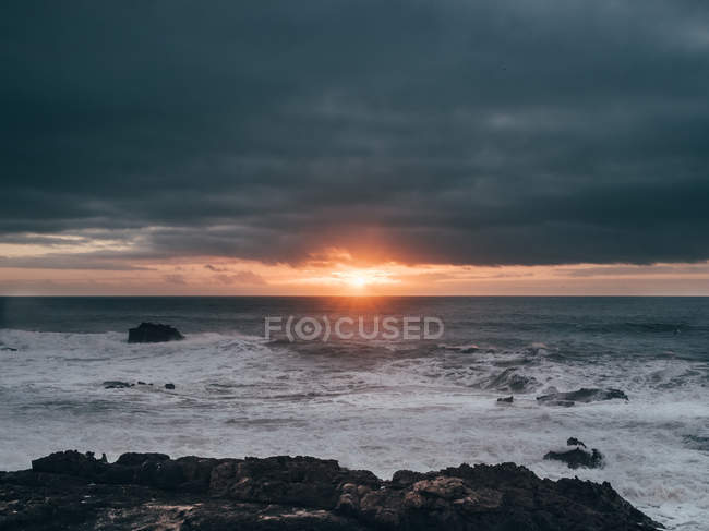 Светлый закат над океаном — стоковое фото