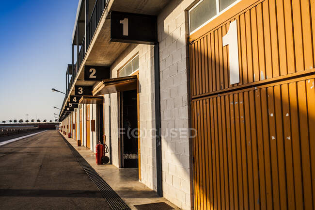 Straße mit orangen Garagen mit Nummern — Stockfoto
