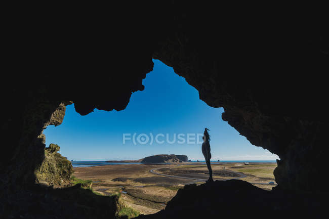 Фотограф, фотографирующий на икеландском ландшафте — стоковое фото