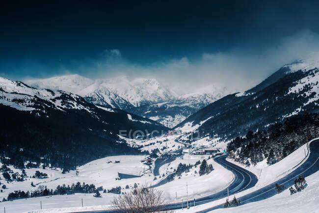 Majestätisch verschneite und felsige Berge — Stockfoto
