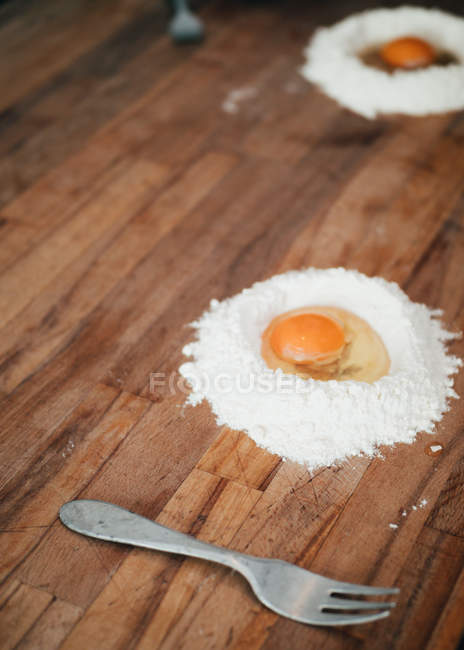 Eier in Mehl geknackt — Stockfoto