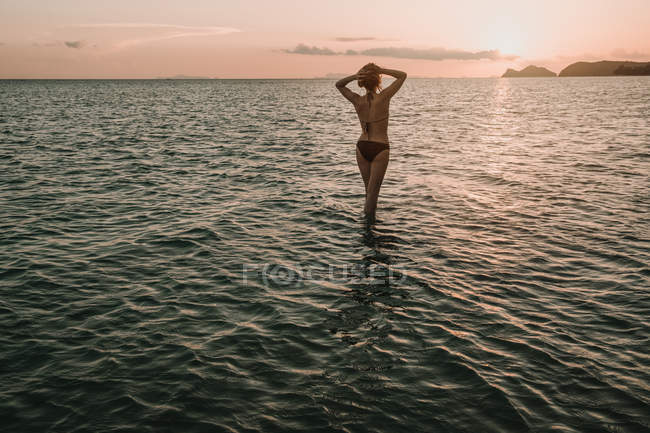 Жінка стоїть в океані — стокове фото