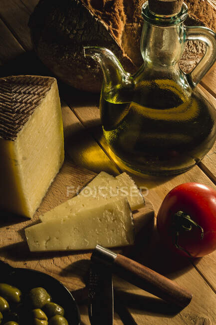 Fromage olives pain et huile d'olive dans un bol nature morte — Photo de stock