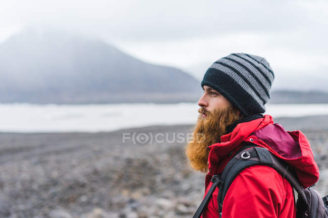 Uomo barbuto in piedi in montagna — Foto stock