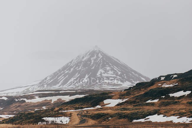 Schneebedeckter Gipfel des Berges — Stockfoto