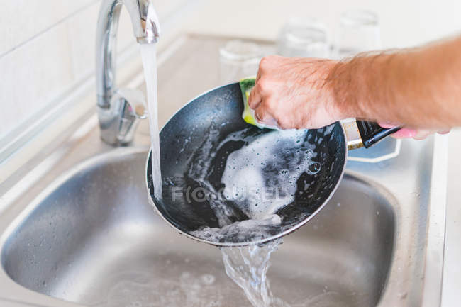 Mains humaines lave poêle à frire — Photo de stock