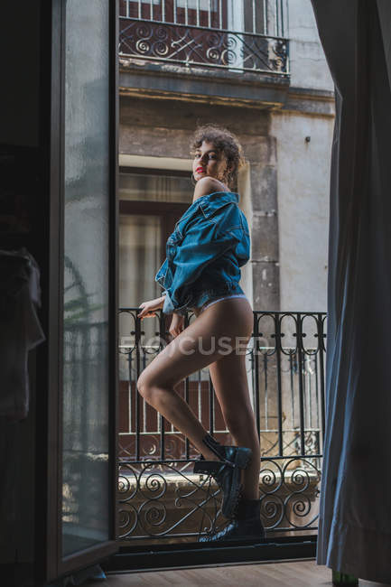 Femme mince en jean veste — Photo de stock