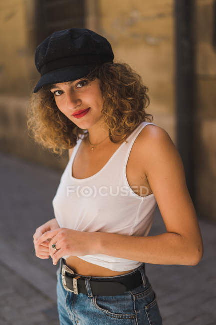 Encantadora chica rizada en gorra negra - foto de stock