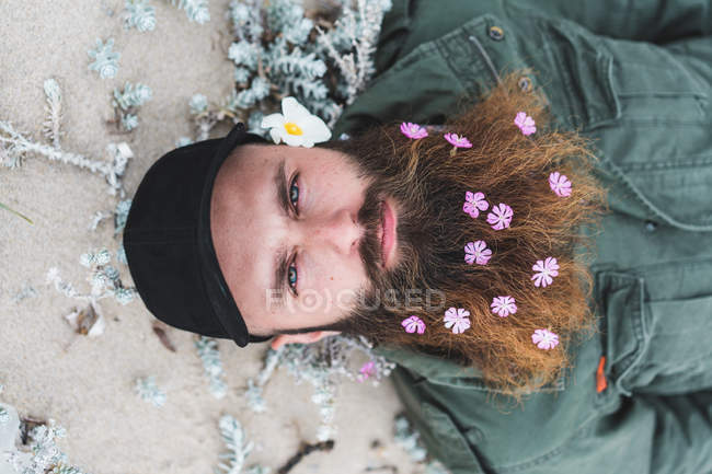 Людина з квітами в бороді — стокове фото