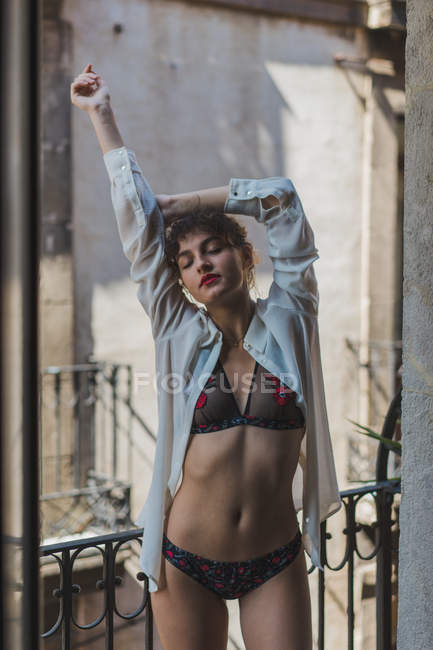 Femme en lingerie s'étirant sur la terrasse — Photo de stock