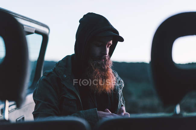 Man opening car and looking away — Stock Photo