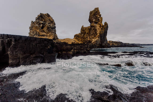 Gros rochers et mer ondulée — Photo de stock