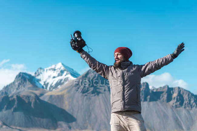 Hombre tomando fotos de hermosas vistas de las montañas - foto de stock