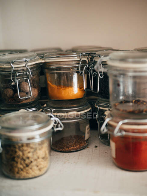 Vue rapprochée de différentes épices dans des pots — Photo de stock