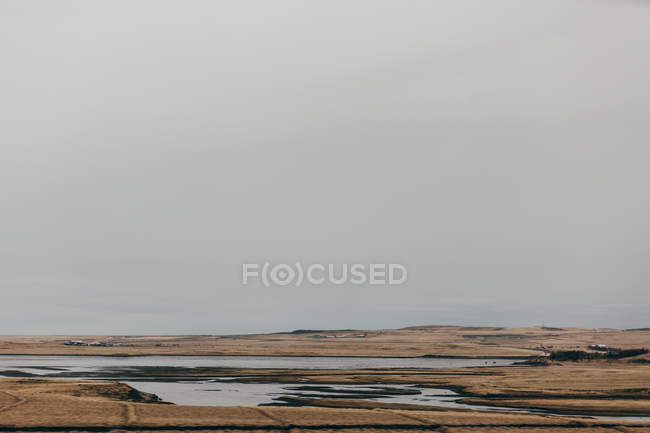 Дистанционная просторная равнина с озерами — стоковое фото