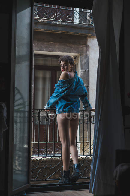 Femme mince en jean veste — Photo de stock