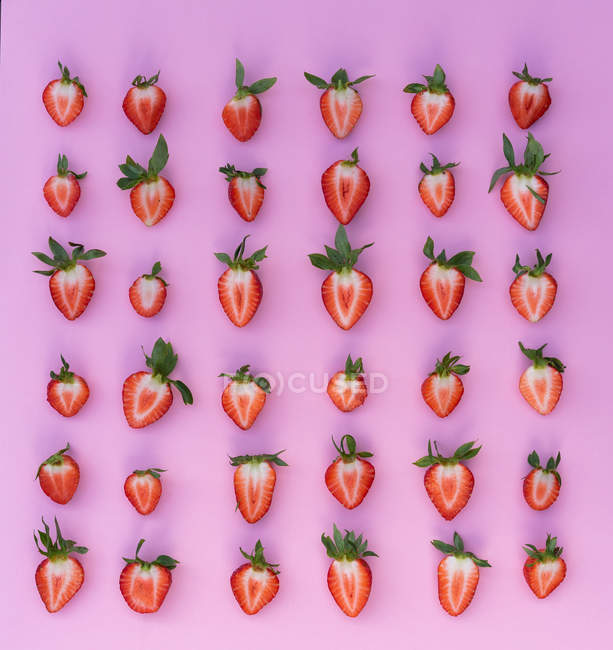 Mitades de fresas frescas - foto de stock