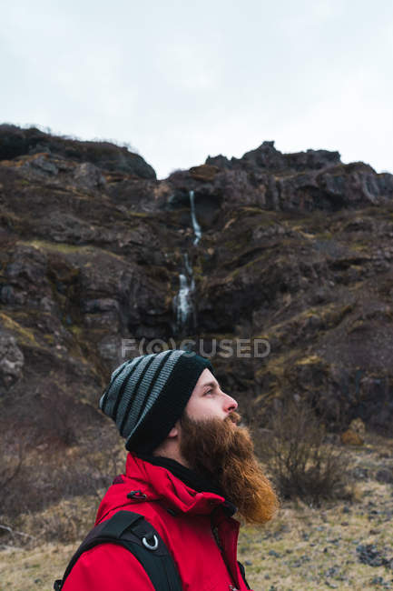Людина в теплому одязі, що стоїть в горах — стокове фото