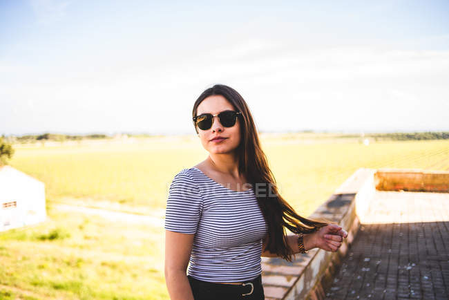 Женщина, стоящая в деревне — стоковое фото