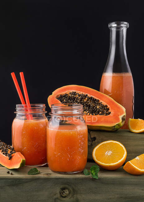 Bebida colorida de laranja e pata servida em potes de bebida. — Fotografia de Stock