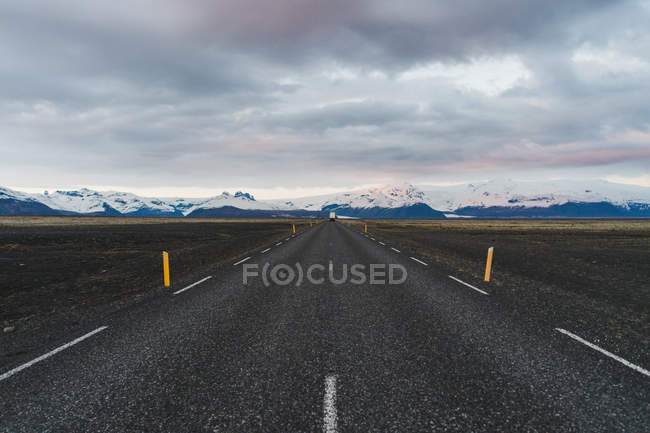 Strada pittoresca con cielo tempestoso — Foto stock