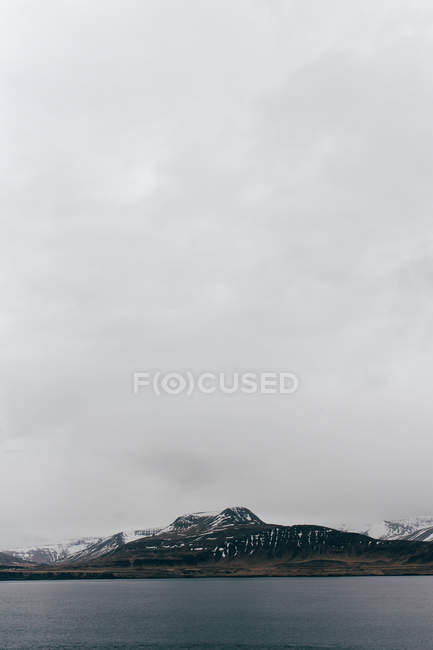 Nuages sombres au-dessus de la chaîne de montagnes — Photo de stock