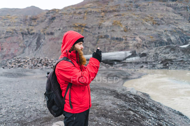 Mann fotografiert mit Smartphone in der Natur — Stockfoto