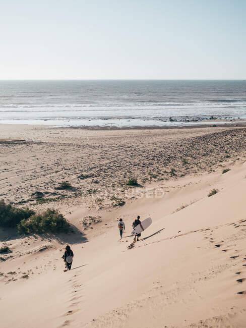Persone con tavole da surf al mare — Foto stock