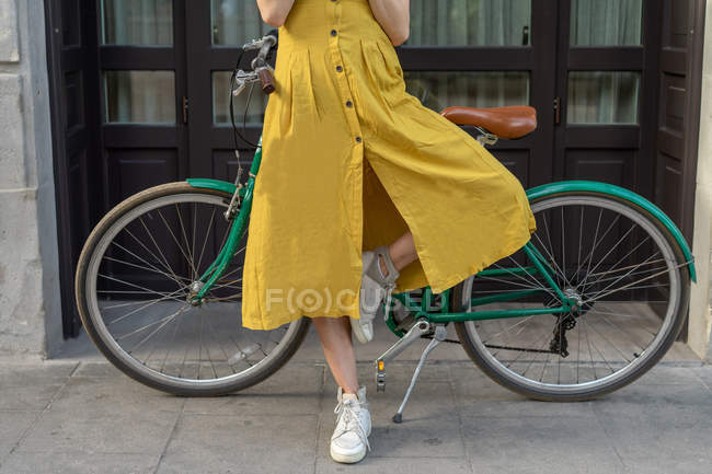 Жінка стоїть з вінтажним велосипедом — стокове фото