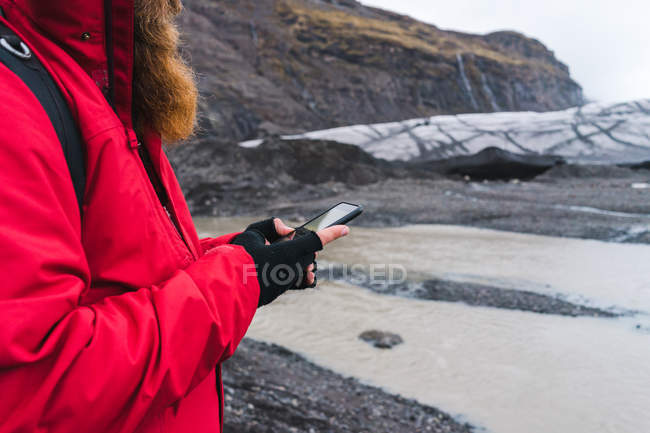 Man using smartphone in nature — Stock Photo