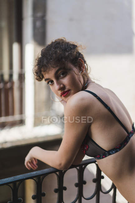 Mujer sensual en lencería de pie en el balcón - foto de stock