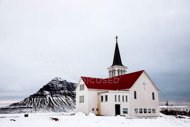 Edificio de la iglesia en montañas - foto de stock
