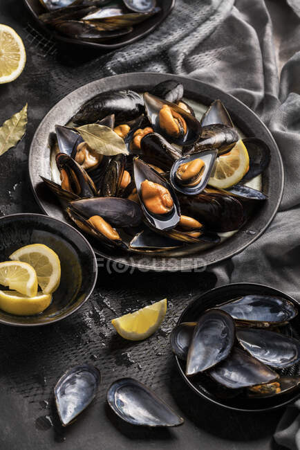 From above bowl of tasty baked mussels served with lemon. — Stock Photo