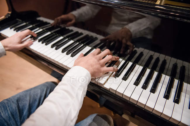 Музыкант играет на пианино — стоковое фото