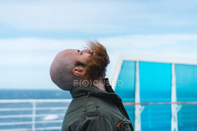 Homme barbu debout sur le pont — Photo de stock