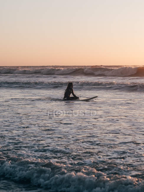 Surfista femenina en el océano - foto de stock
