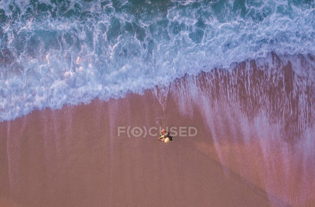 Triathlète debout en mer — Photo de stock